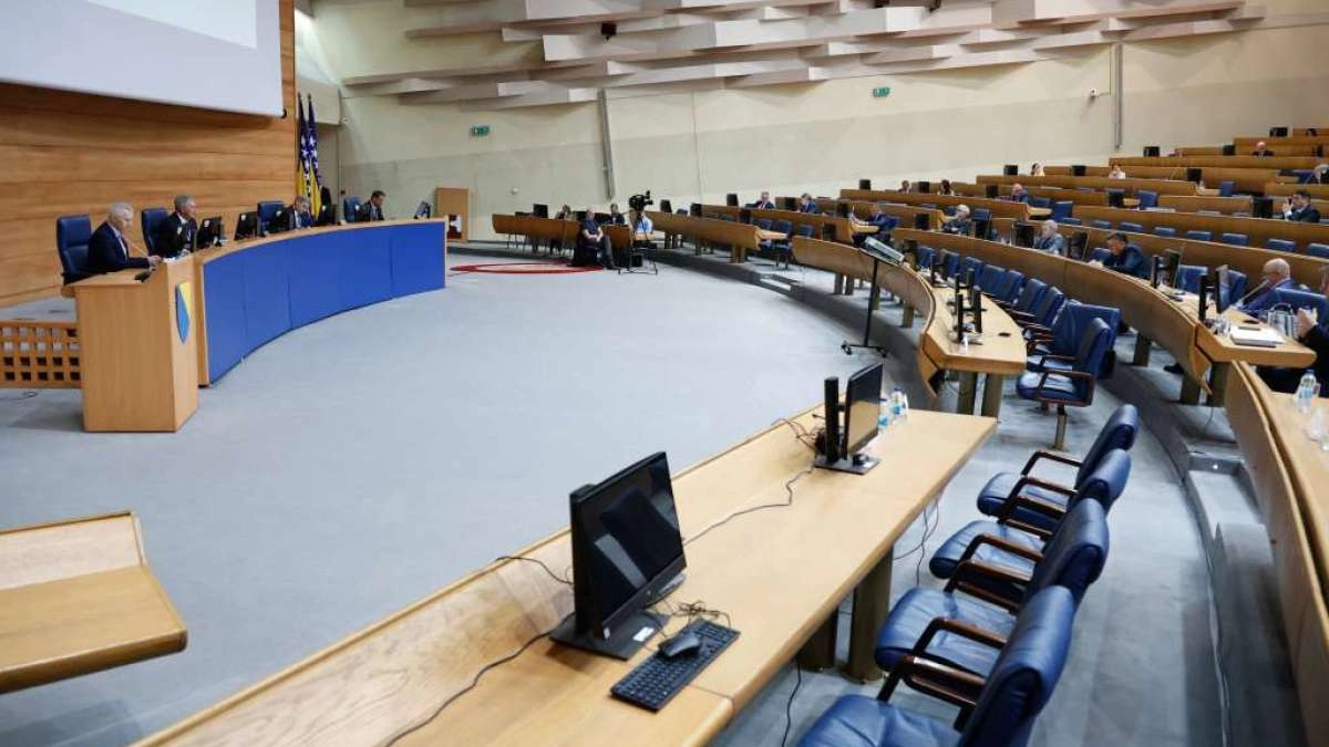 POS'O JE DOBAR, A PARA LAKA… Parlamentarna skupština BiH u potpunoj blokadi. Sjednica nema, ali se nebrojenih beneficija nisu odrekli